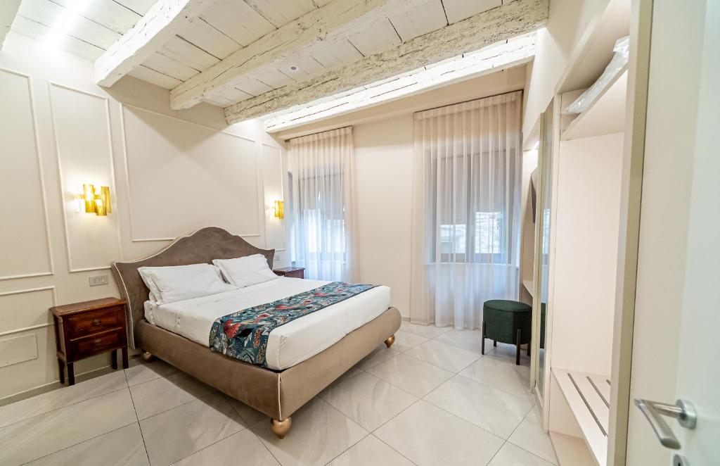 une chambre avec un grand lit et une fenêtre dans l'établissement Dimora Guidi Tordini, à Grottammare