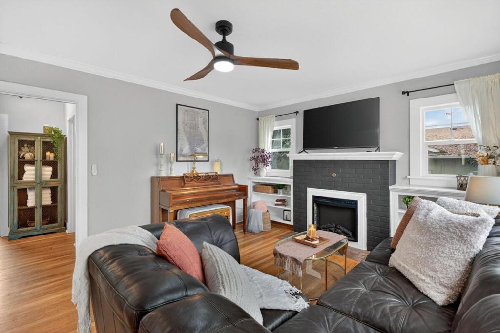 Μια τηλεόραση ή/και κέντρο ψυχαγωγίας στο Warm and Inviting 3BR Craftsman with Big Kitchen