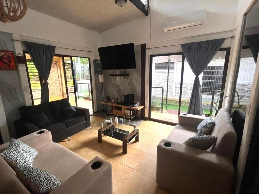 Χώρος καθιστικού στο Tu casa de habitación en La Virgen de Sarapiquí