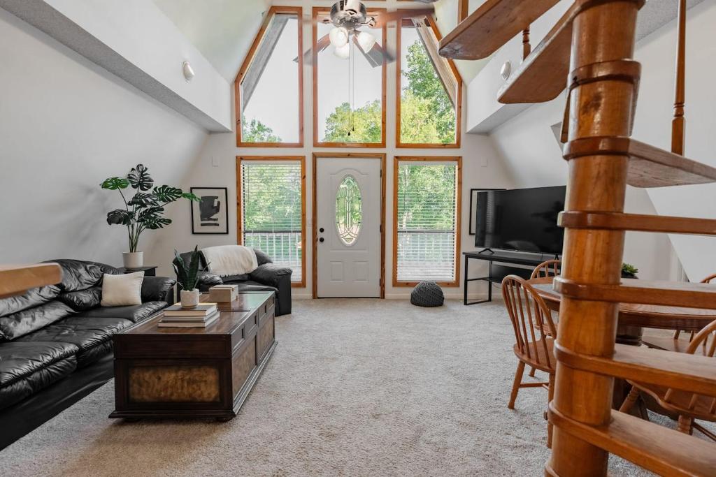 Μια τηλεόραση ή/και κέντρο ψυχαγωγίας στο Quiet A-frame Retreat