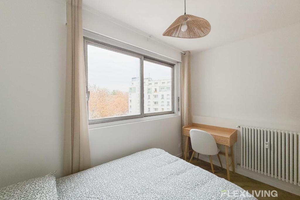 Ένα ή περισσότερα κρεβάτια σε δωμάτιο στο Room in spacious T7 in Paris 20