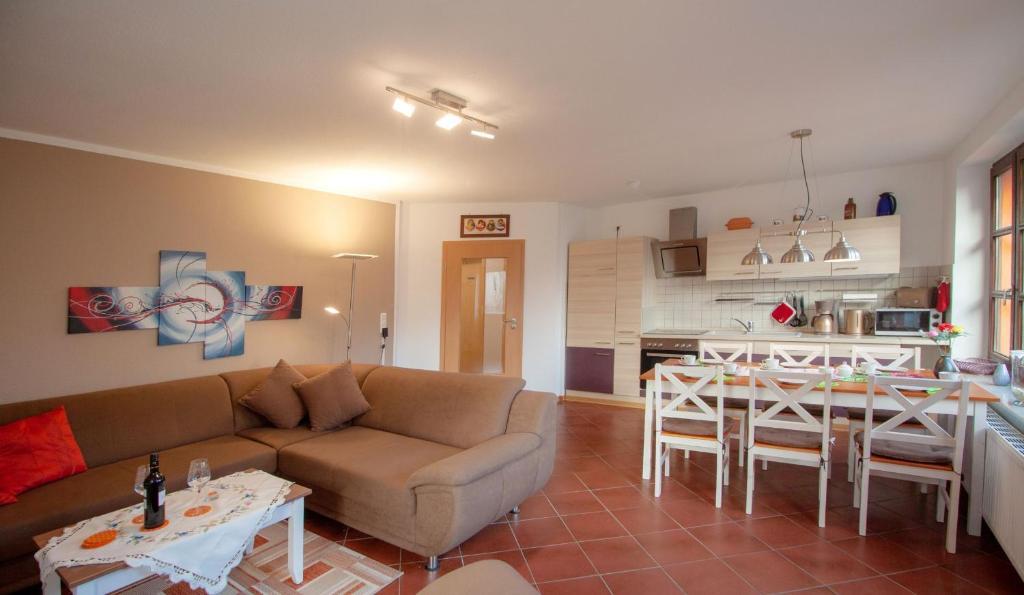 ein Wohnzimmer mit Sofa und Tisch in der Unterkunft Ferienwohnung für 6 Personen  1 Kind ca 85 m in Fleeth, Mecklenburg-Vorpommern Mecklenburgische Seenplatte in Mirow
