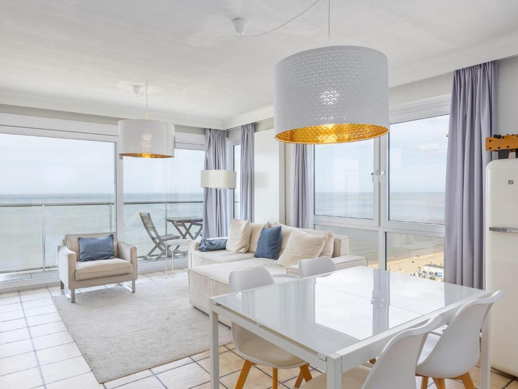 Una sala de estar con una mesa y sillas blancas. en Kwintebank - 0904, en Miami Wijk