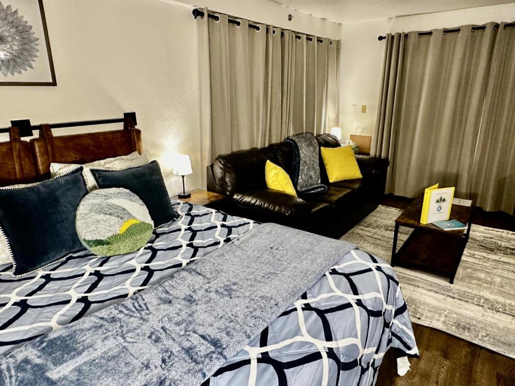 una camera da letto con un letto grande e un divano di Sierra Pines Condo - Inside Yosemite - Sleeps 4 a Yosemite West