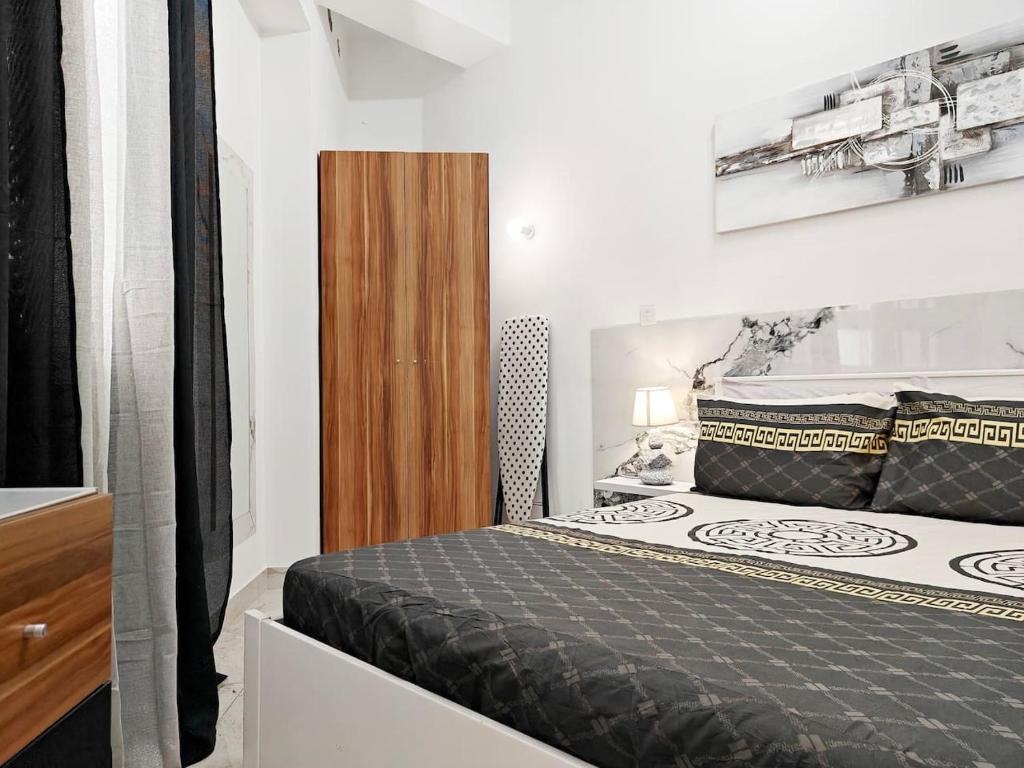 a small bedroom with a bed in a room at Travelers Nest in Safi