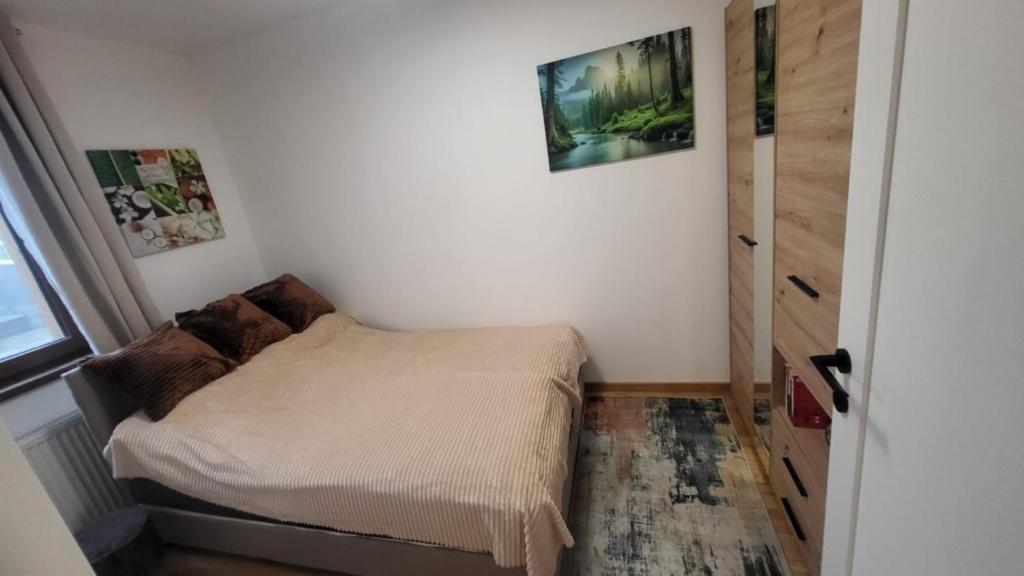 Giường trong phòng chung tại DivčiNova Lunasol