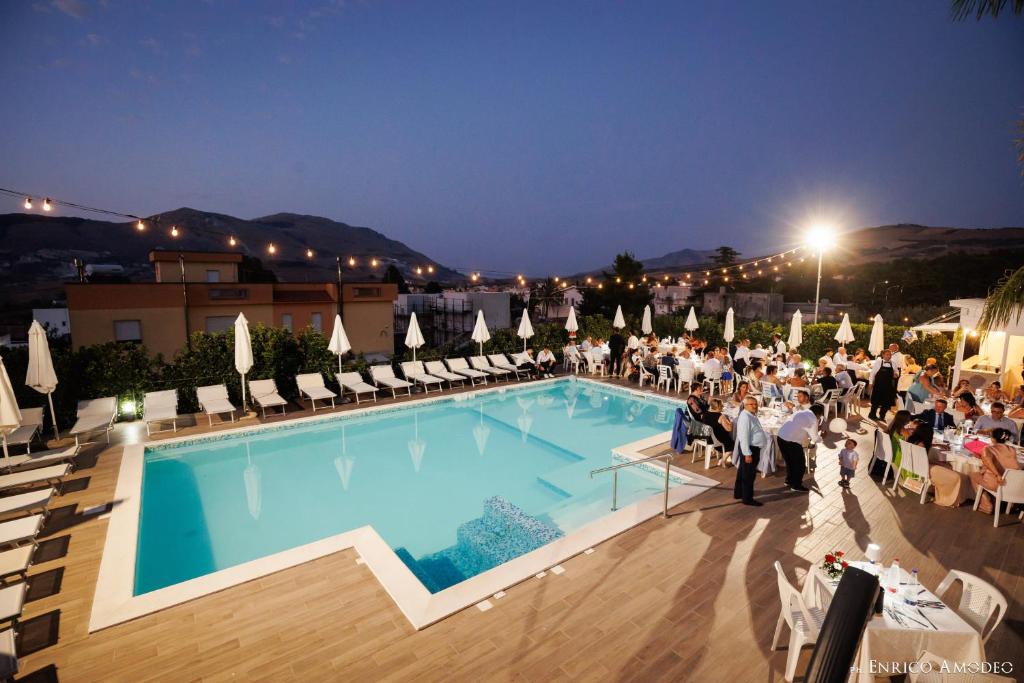 Bazén v ubytování Villa Pollina nebo v jeho okolí