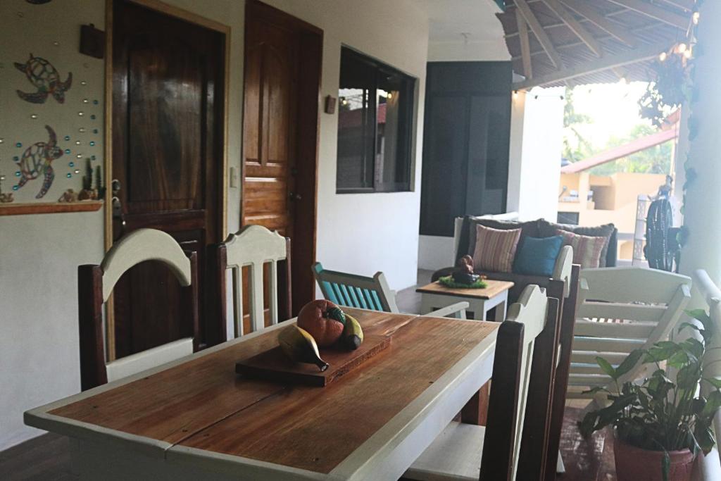 Posada Casa Tortuga, Zipolite في زيبوليت: غرفة طعام مع طاولة وكراسي خشبية