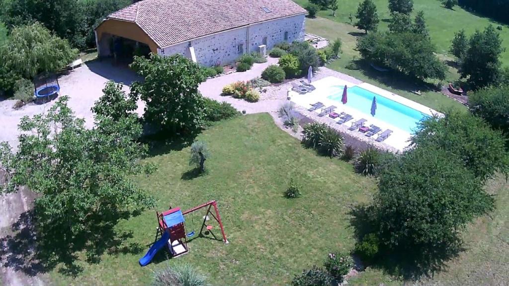 une vue aérienne d'une maison avec piscine dans l'établissement Gîte Braunis 4 étoiles, à Bourran