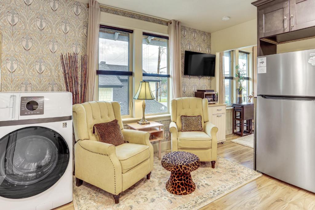 安娜柯蒂斯Extended PNW Retreat in Historic Dtwn Anacortes!的客厅配有两把椅子和冰箱