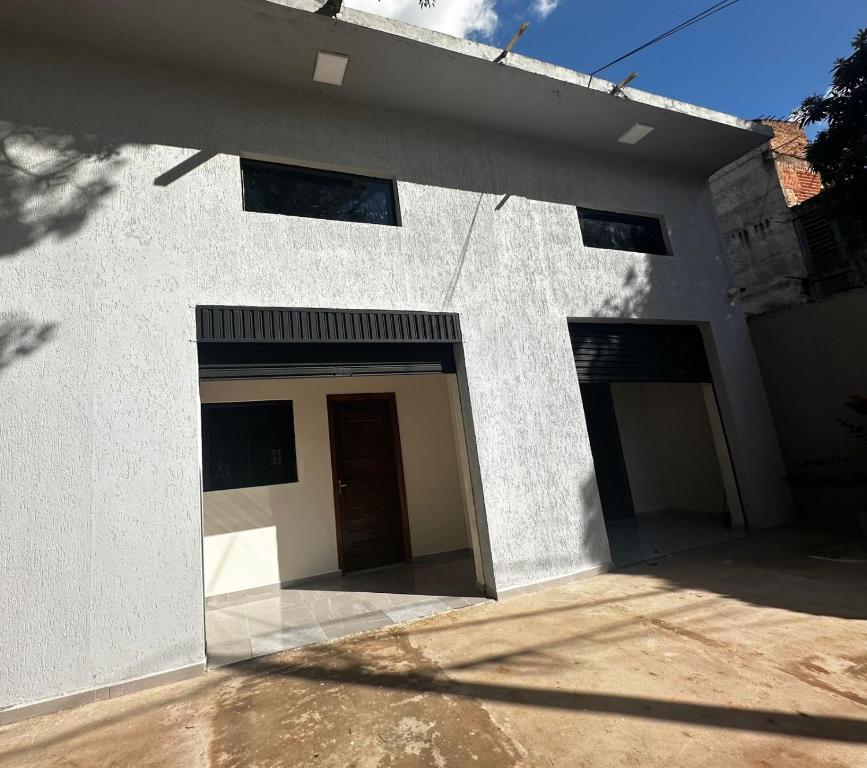 un edificio blanco con dos puertas de garaje. en Hollywood Alojamiento, Apt 3, en Ciudad del Este