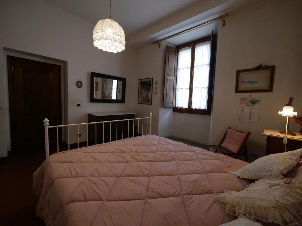 Una cama o camas en una habitación de Alloggiare nei luoghi dove é vissuto Dante
