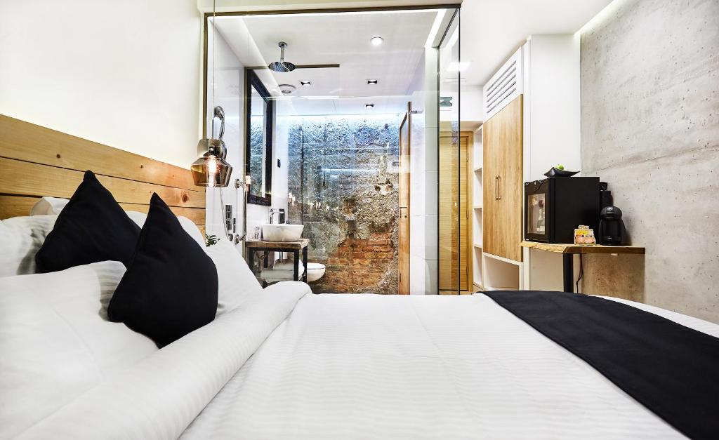 Rúm í herbergi á One Luxury Suites