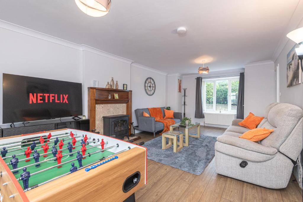 Una televisión o centro de entretenimiento en New Comfy 4BR House, Driveway Park, Games