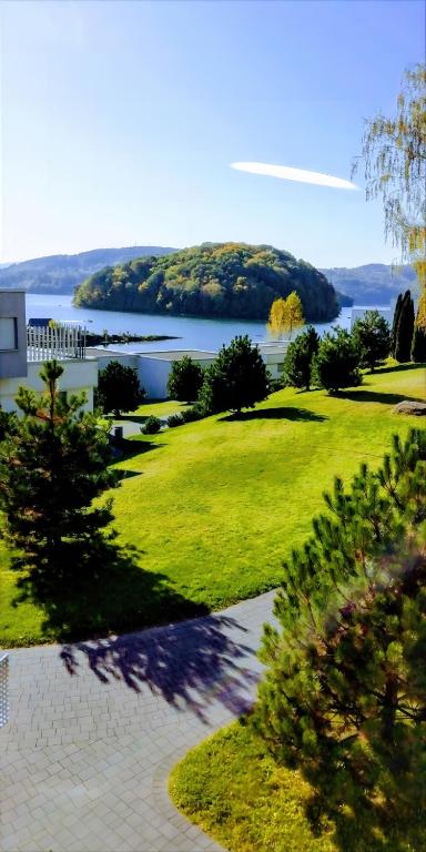a golf course with a view of the water at Apartment 68 - Lemon Resort Spa in Gródek Nad Dunajcem