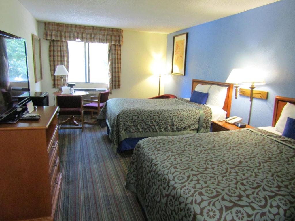 Postel nebo postele na pokoji v ubytování Days Inn by Wyndham Runnemede Philadelphia Area