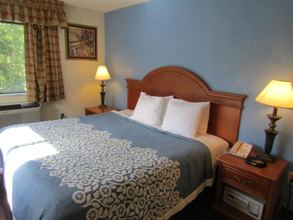 Postel nebo postele na pokoji v ubytování Days Inn by Wyndham Runnemede Philadelphia Area