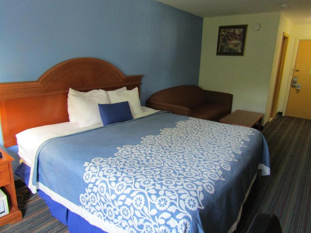 Postel nebo postele na pokoji v ubytování Days Inn by Wyndham Runnemede Philadelphia Area