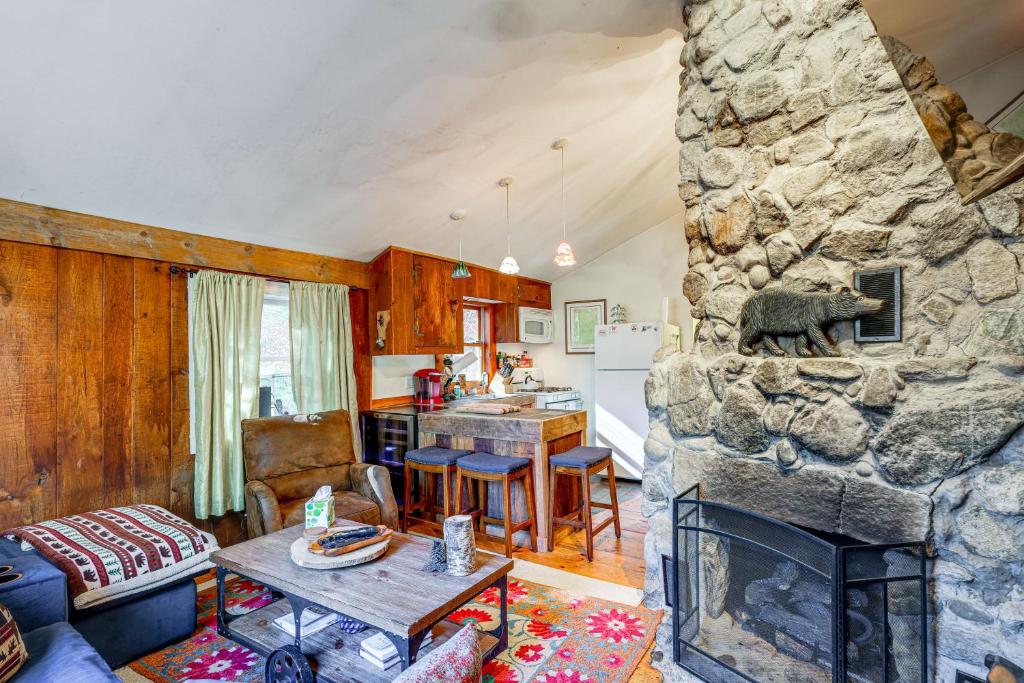 Posezení v ubytování 4 Mi to Stratton Mountain Resort! Cabin with Hot Tub