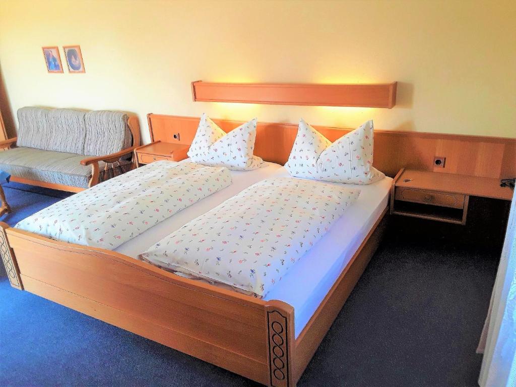 Una cama o camas en una habitación de Gemütliche Ferienwohnung Mit Großem Garten