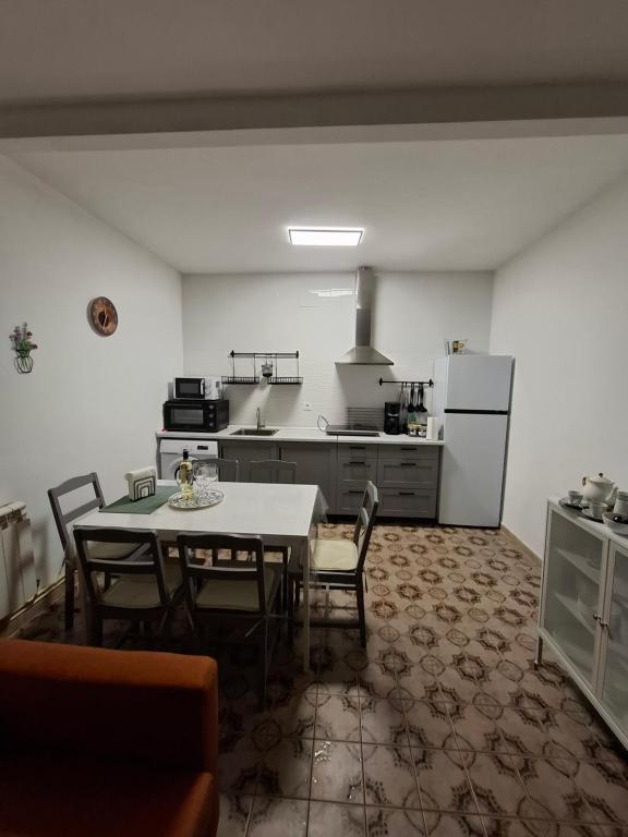 eine Küche mit Tisch und Stühlen in einem Zimmer in der Unterkunft El rincón de cauca in Coca