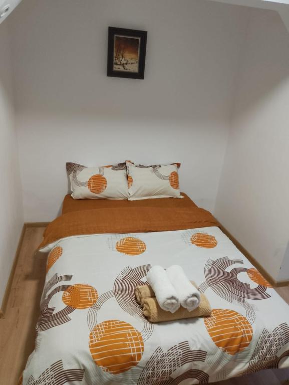 a bedroom with a bed with two towels on it at Spital 1 camera etaj 2 in Târgu-Mureş