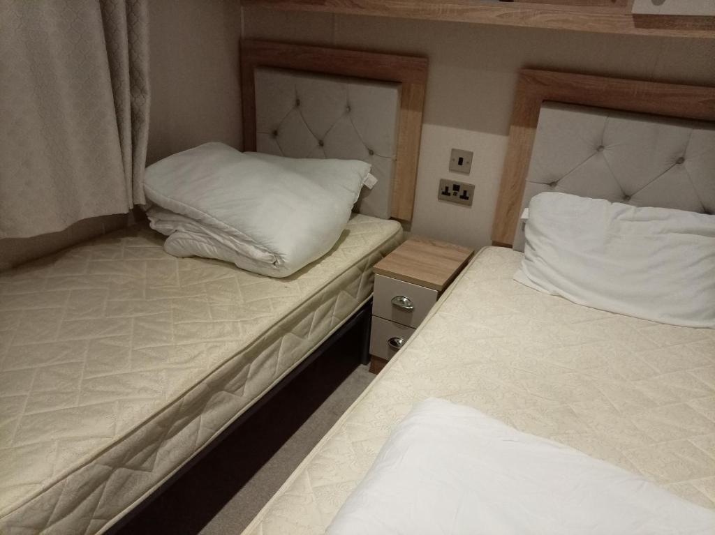 En eller flere senge i et værelse på Willerby Vogue Classique