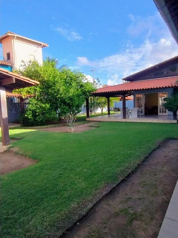 a yard with green grass and a building at Casa do Sonho in Paripueira