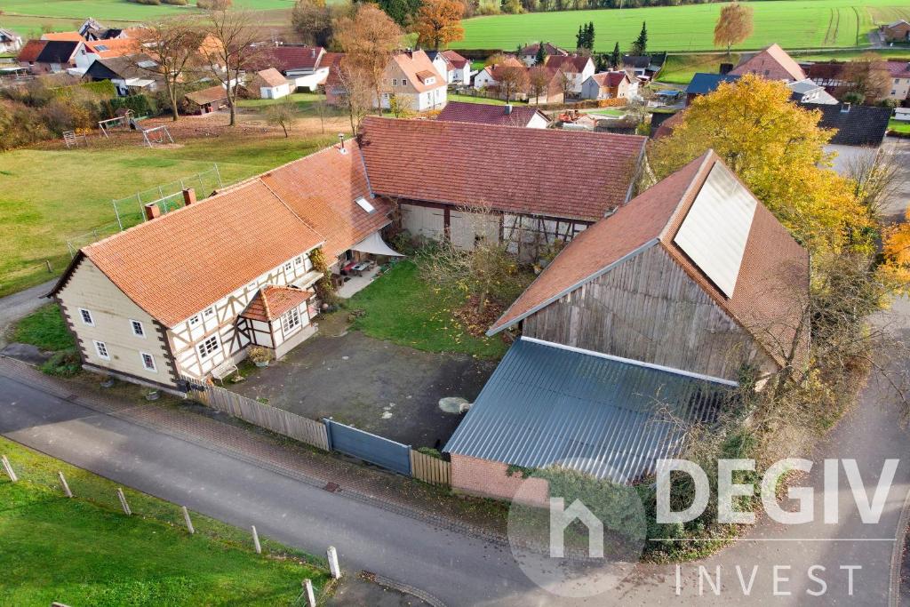 - une vue sur une maison et une rue dans l'établissement Historischer Hof, einladend für Mensch und Tier., à Schenklengsfeld