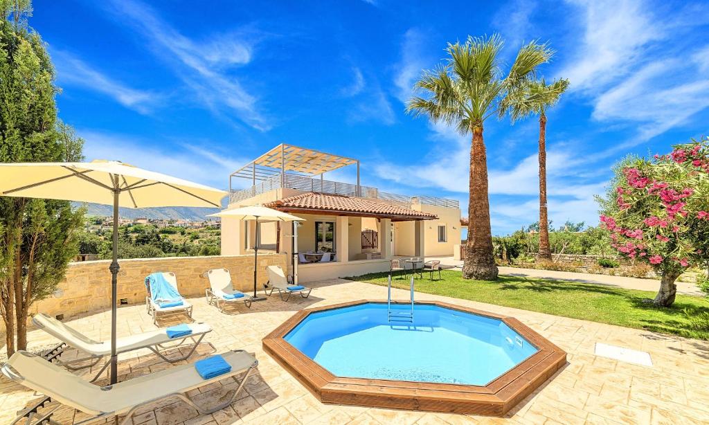 une villa avec piscine et une maison dans l'établissement Ferienhaus Für 12 Personen In Episkopi, Kreta West Kreta, à Episkopi