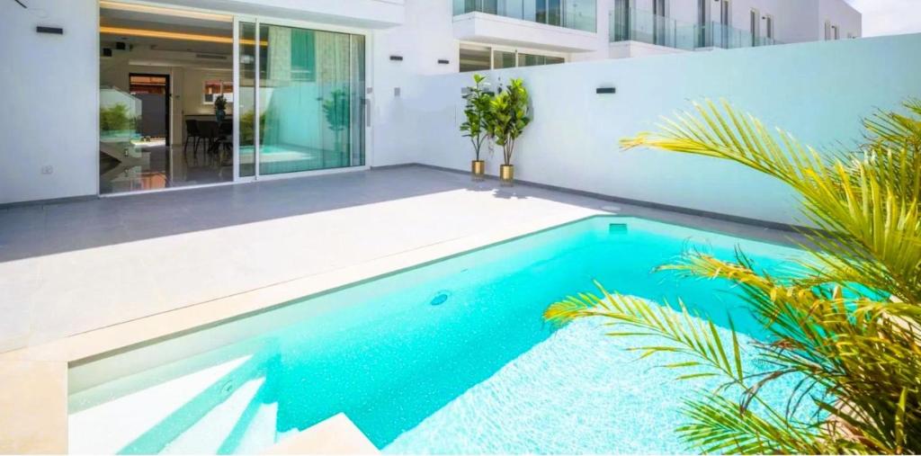 ein Bild eines Schwimmbads in einem Haus in der Unterkunft Alma Nomada Luxury Village and Private Pool in Corralejo