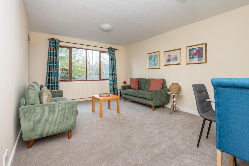 Posezení v ubytování Stylish 2BDR Flat with Balcony and Parking Bromley