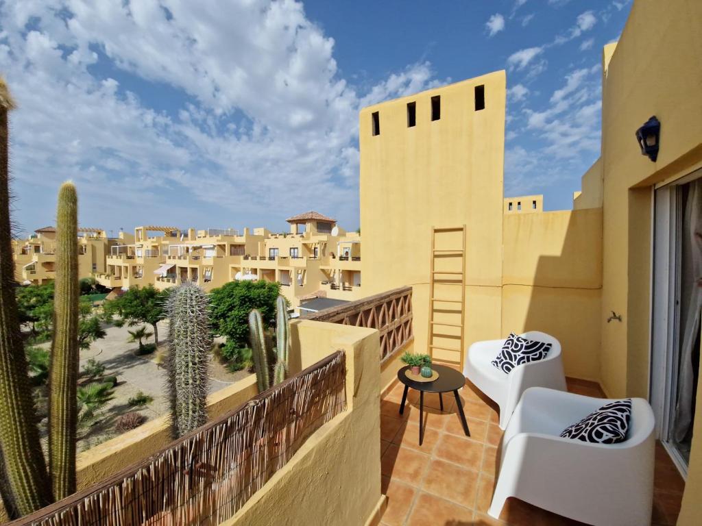 een balkon met uitzicht op de woestijn en de gebouwen bij Yellowstone in Vera