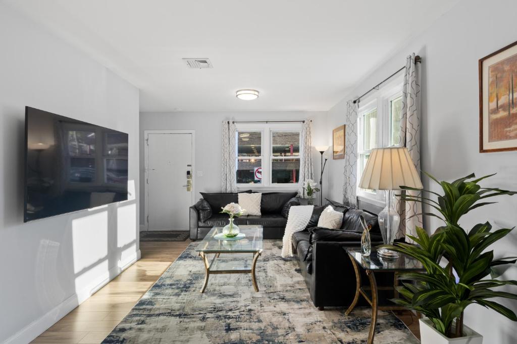 Televiisor ja/või meelelahutuskeskus majutusasutuses 3br Home Near Medical Center Minutes To Nyc