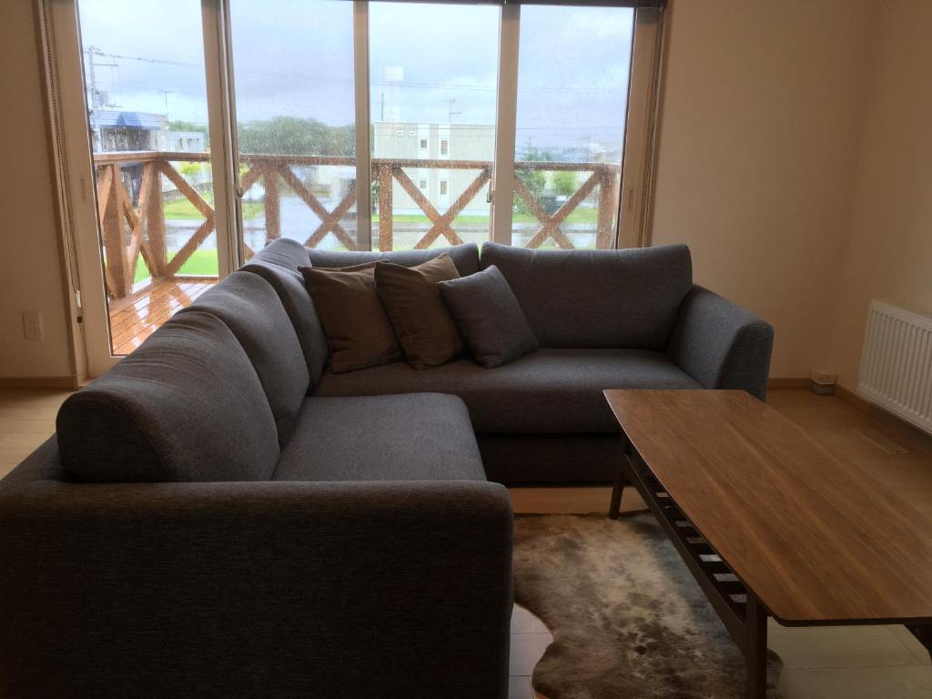 sala de estar con sofá y mesa en Ume, en Furano