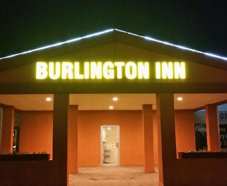 Framhlið eða inngangur Burlington Inn