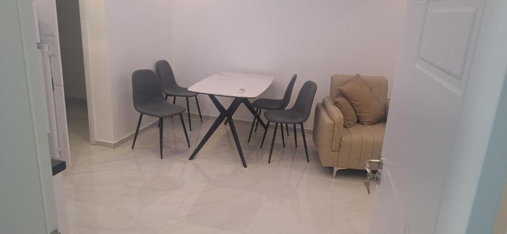 Zimmer mit einem Tisch, Stühlen und einem Stuhl in der Unterkunft Locker in Prizren