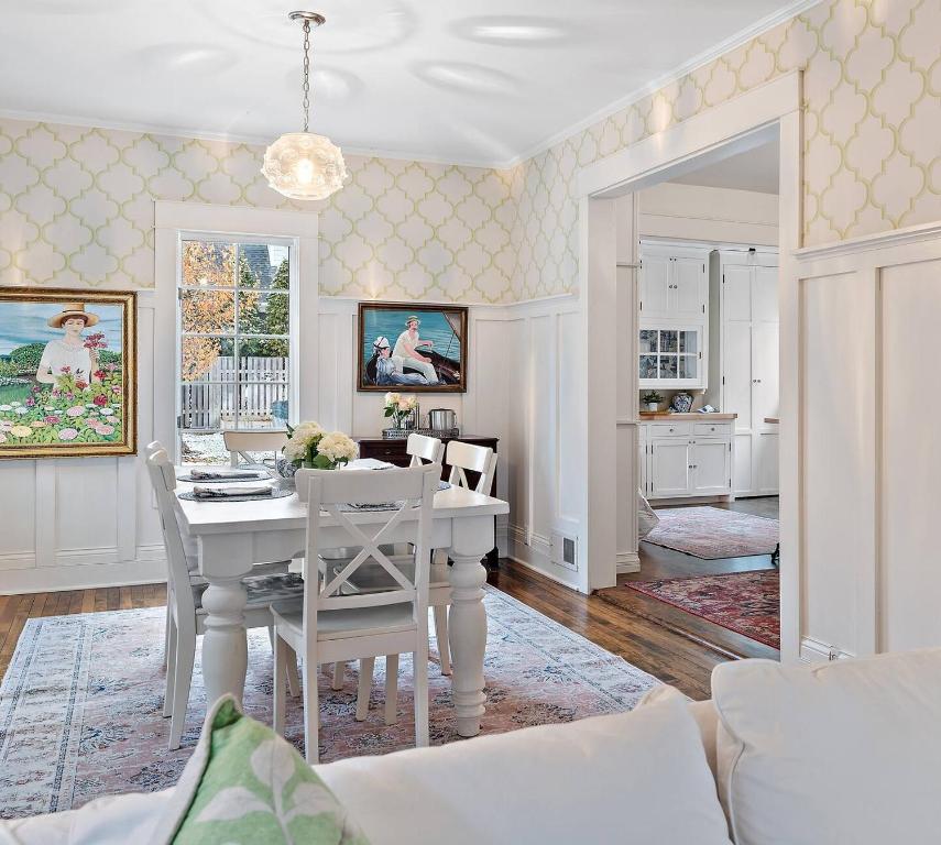 Μια τηλεόραση ή/και κέντρο ψυχαγωγίας στο "Broadway Hideaway" by Roxy Rentals