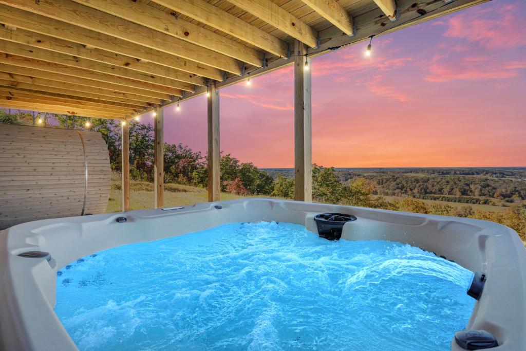 Bassein majutusasutuses Skycrest Cabin - Mountain Views, Hot Tub, Sauna või selle lähedal