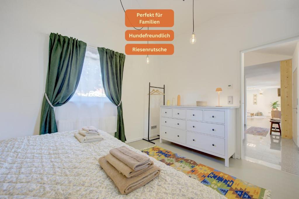 une chambre avec un lit avec deux serviettes dessus dans l'établissement Bungalow - Kinderspielplatz - Garten mit Feuerstelle, à Timelkam