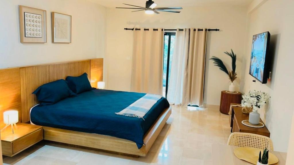 Puerto PlataMarien Residences 222 Gardenview Condo的一间位于客房内的蓝色床卧室