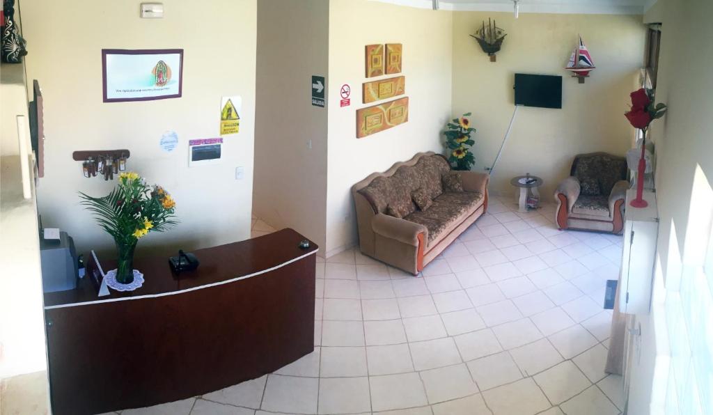 una sala d'attesa con due sedie e un divano di Lupita House a Máncora