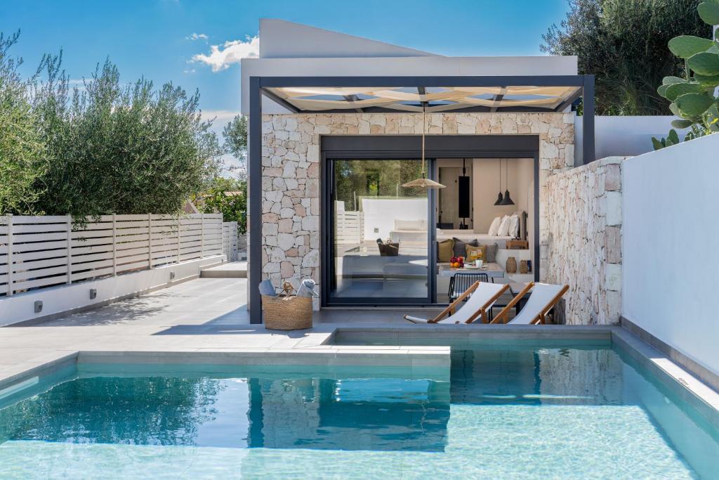 una villa con piscina y una casa en Myrtia Villas III, en Anomeriá