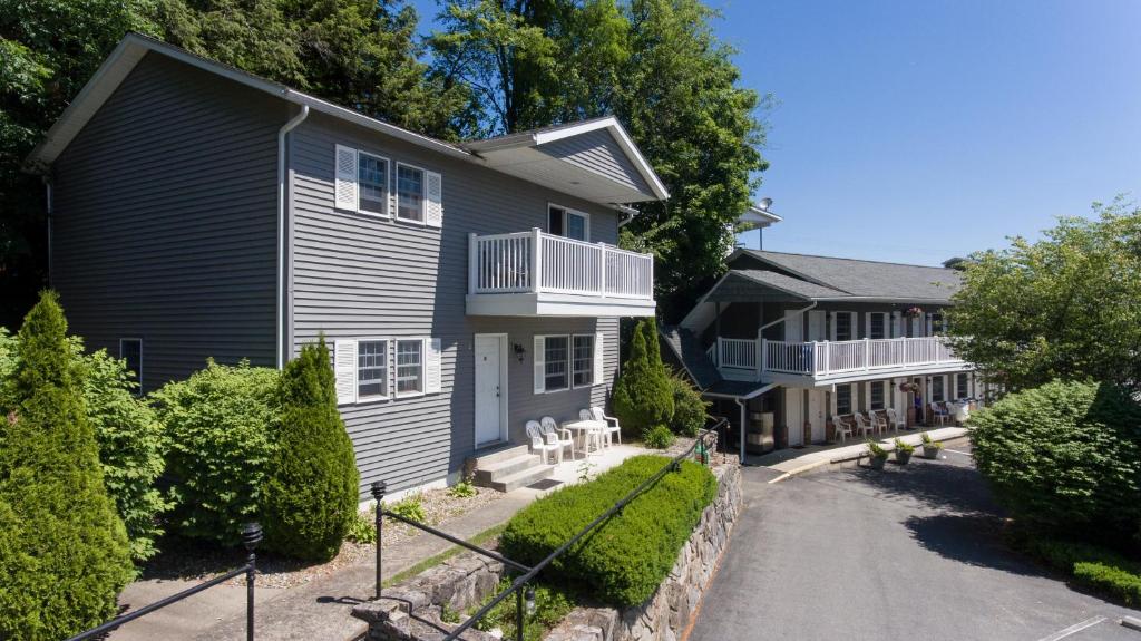 Adirondack Retreat Inn & Suites photo