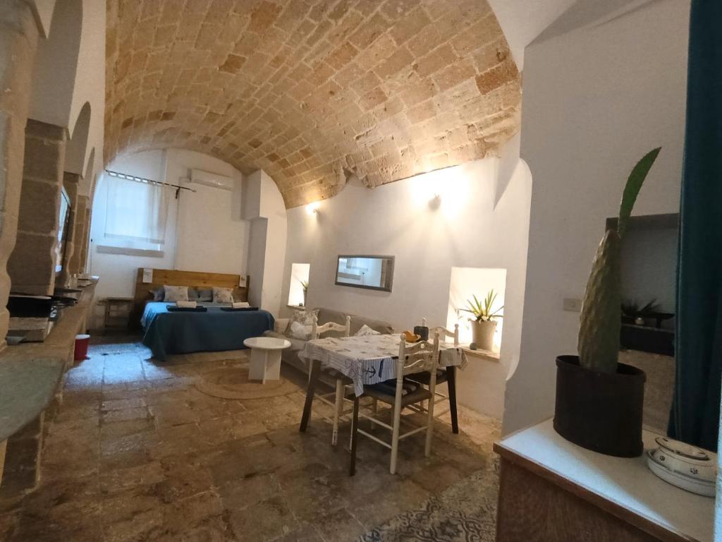 un salon avec un canapé et une table dans l'établissement Graziosa soluzione indipendente nel cuore del centro storico, à Otrante