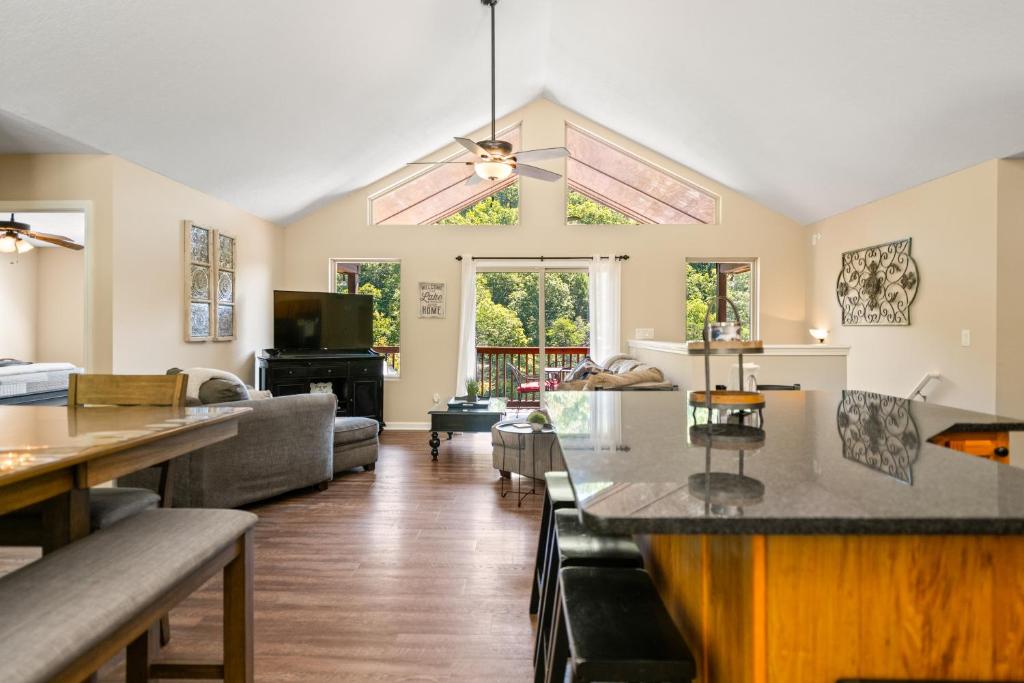 Et opholdsområde på Norris Lakeside Retreat - Large cove, ATV parks, hiking and Pigeon Forge