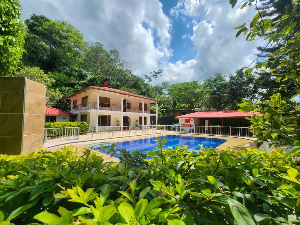 La alberca dentro o cerca de Finca Villa Esperanza