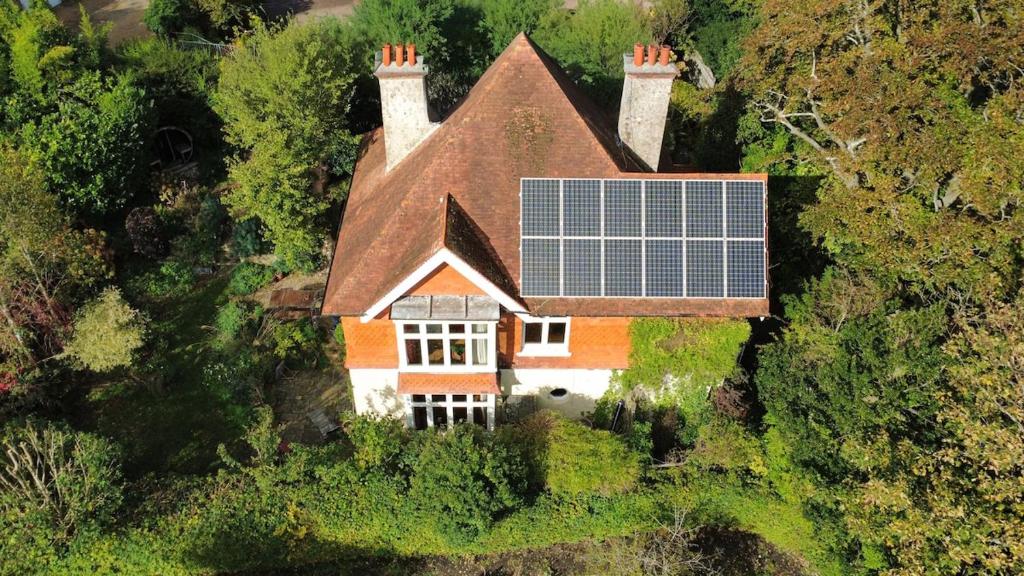 una vista aérea de una casa con una matriz solar en 4-bedroom Lewes Sauna House - Modern Interiors, Castle Views, en Lewes