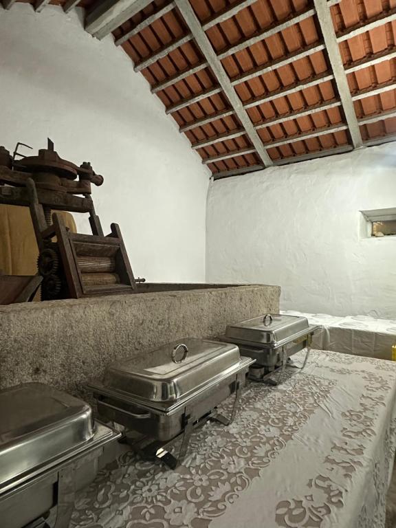 eine Küche mit drei Metalltabletts in einem Zimmer in der Unterkunft Casal do Pequeno in Alcobaça