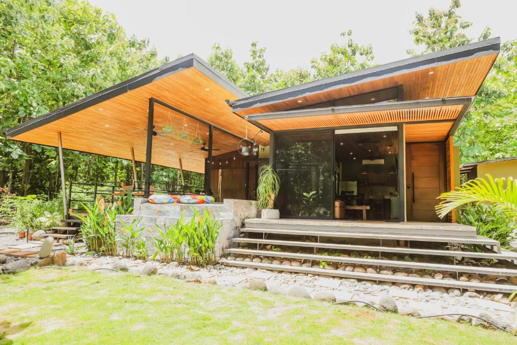 une maison avec une porte vitrée et des escaliers dans une cour dans l'établissement Avellanas Private Villa, à Santa Cruz